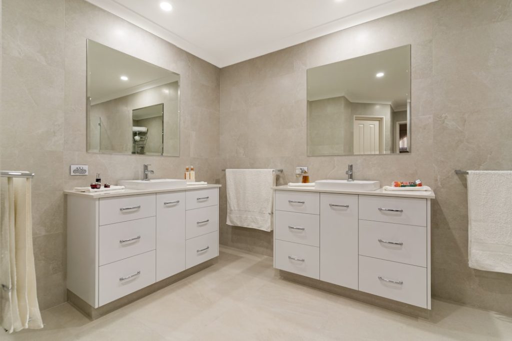Photo bathroom vanity cabinets