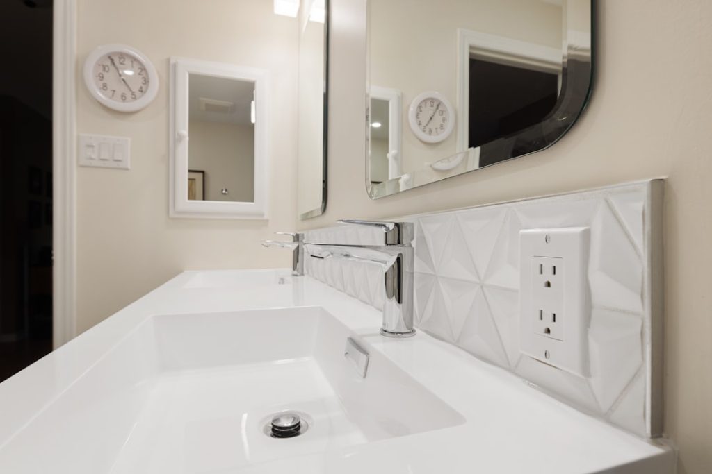 Photo bathroom vanity